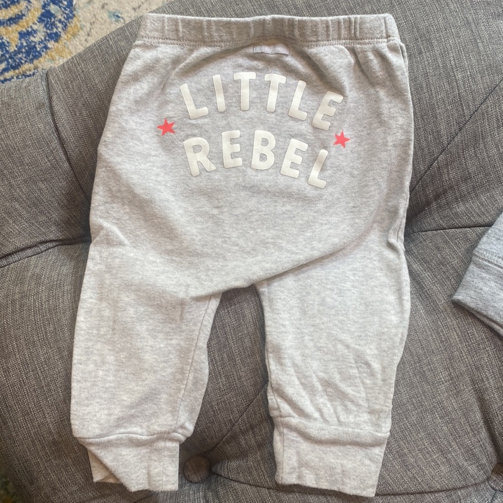Star Wars Baby Gap Bundle! 3-6 M. 2 Pants, 3 LS onesies, 1 pajamas, 1 sweatsuit - Picture 4 of 16